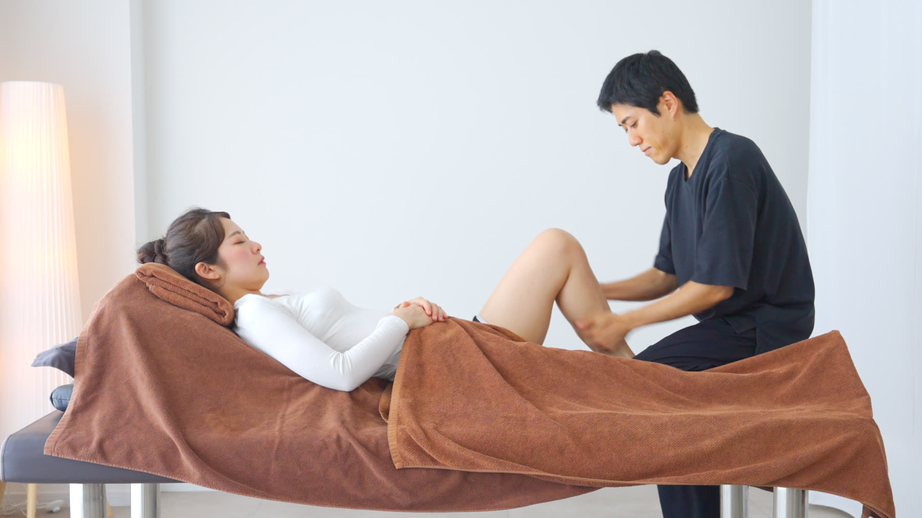 Oil massage for the legs